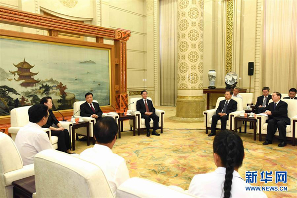 6月12日,李保国同志先进事迹报告会在北京人民大会堂举行。报告会前,中共中央政治局常委、中央书记处书记刘云山亲切会见报告团成员。新华社记者饶爱民摄