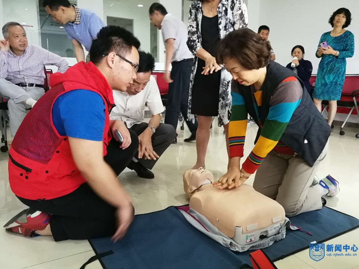 南京工业大学红十字会应急救护培训团队为农工党党员进行培训 (3).jpg 南京工业大学红十字会应急救护培训团队为农工党党员进行培训 (3).jpg