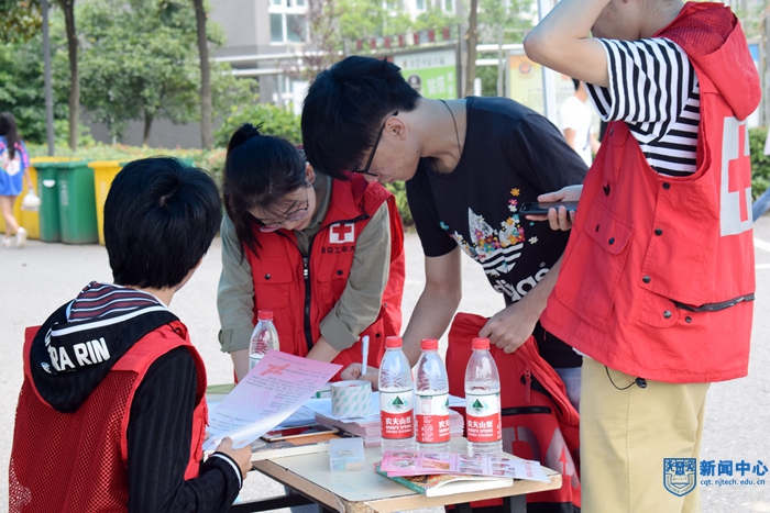 校红十字会开展“衣物传情,心系商洛”三旧回收活动 (3).jpg 校红十字会开展“衣物传情,心系商洛”三旧回收活动 (3).jpg